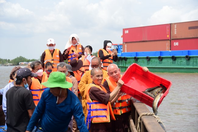 Phóng sanh tại sông Hậu Giang, Cần Thơ