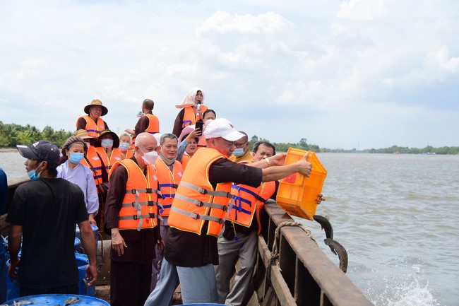 Phóng sanh tại sông Hậu Giang, Cần Thơ