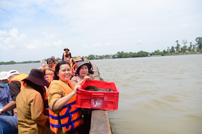 Phóng sanh tại sông Hậu Giang, Cần Thơ