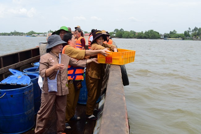 Phóng sanh tại sông Hậu Giang, Cần Thơ