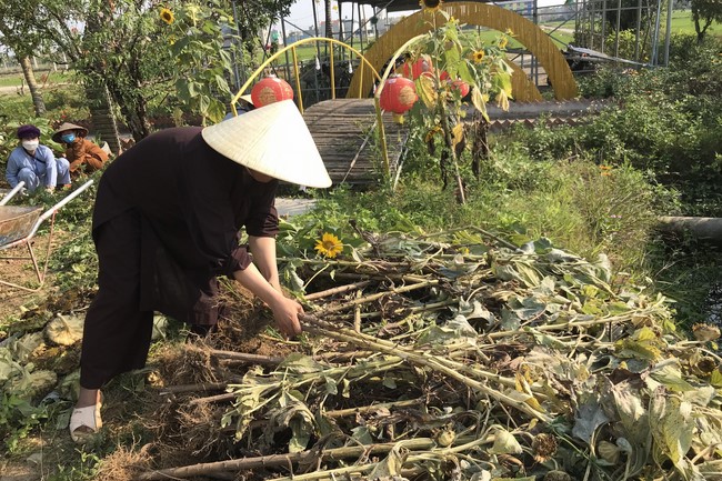 4th day of 16th retreat Practice as the Buddha's teachings” of at Dong Cao Pagoda