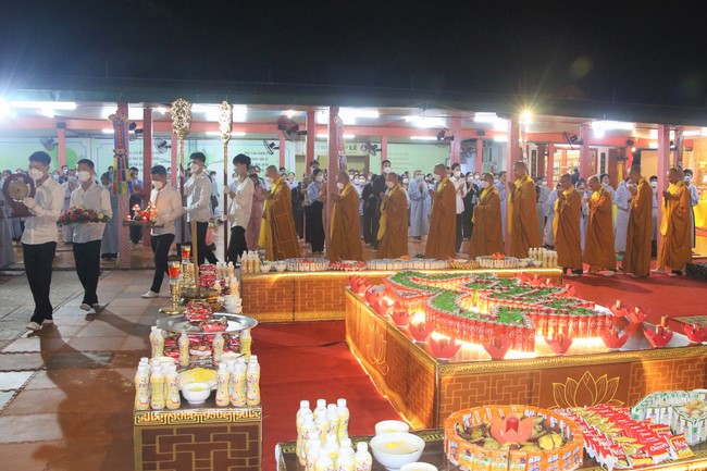 Ceremony of taking refuge and a rite to pray rebirth for spirits on occasion of grave-visiting festival at Phuc Lac Temple