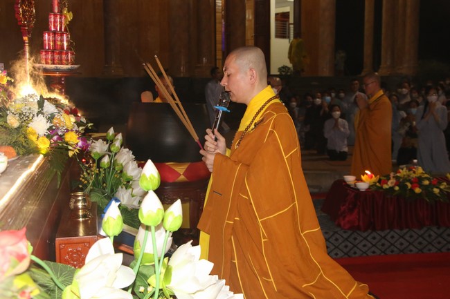 Ceremony of taking refuge and a rite to pray rebirth for spirits on occasion of grave-visiting festival at Phuc Lac Temple