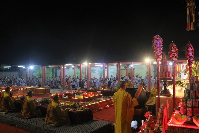 Ceremony of taking refuge and a rite to pray rebirth for spirits on occasion of grave-visiting festival at Phuc Lac Temple