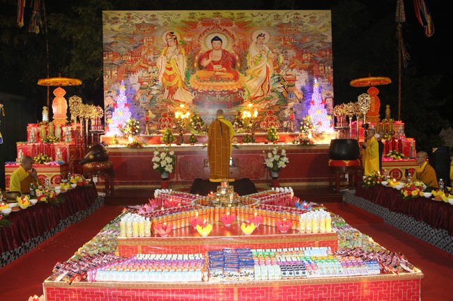 Ceremony of taking refuge and a rite to pray rebirth for spirits on occasion of grave-visiting festival at Phuc Lac Temple