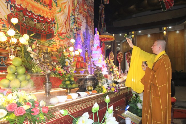 Ceremony of taking refuge and a rite to pray rebirth for spirits on occasion of grave-visiting festival at Phuc Lac Temple