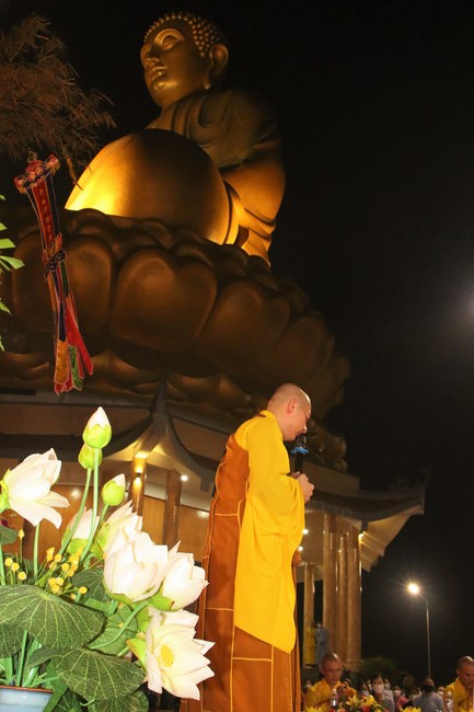Ceremony of taking refuge and a rite to pray rebirth for spirits on occasion of grave-visiting festival at Phuc Lac Temple