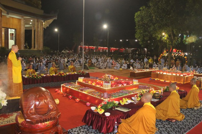 Ceremony of taking refuge and a rite to pray rebirth for spirits on occasion of grave-visiting festival at Phuc Lac Temple