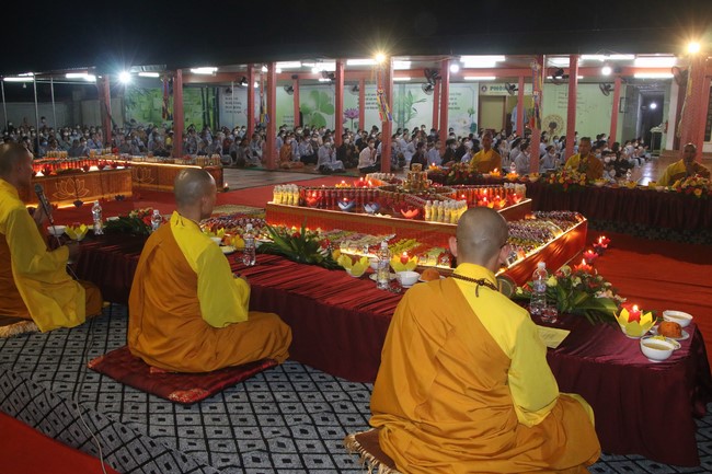 Ceremony of taking refuge and a rite to pray rebirth for spirits on occasion of grave-visiting festival at Phuc Lac Temple