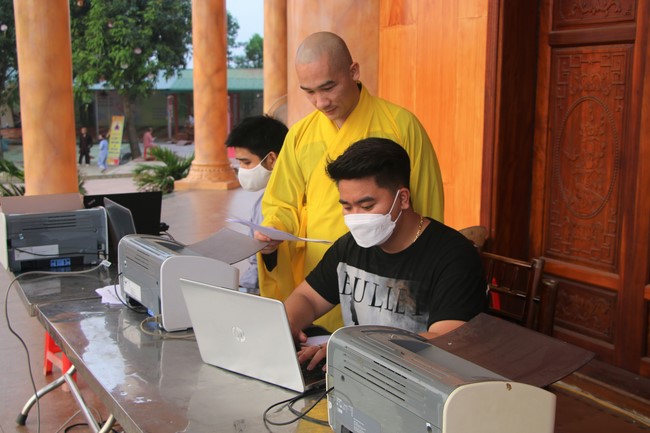 Ceremony of taking refuge and a rite to pray rebirth for spirits on occasion of grave-visiting festival at Phuc Lac Temple