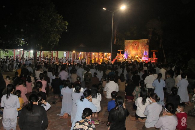 Ceremony of taking refuge and a rite to pray rebirth for spirits on occasion of grave-visiting festival at Phuc Lac Temple