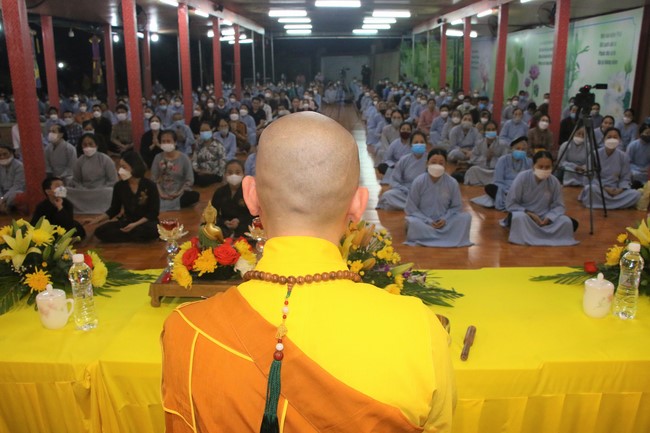 Ceremony of taking refuge and a rite to pray rebirth for spirits on occasion of grave-visiting festival at Phuc Lac Temple