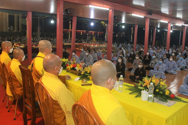 Ceremony of taking refuge and a rite to pray rebirth for spirits on occasion of grave-visiting festival at Phuc Lac Temple
