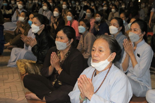 Ceremony of taking refuge and a rite to pray rebirth for spirits on occasion of grave-visiting festival at Phuc Lac Temple
