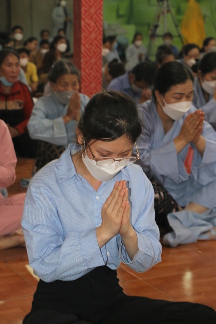 Ceremony of taking refuge and a rite to pray rebirth for spirits on occasion of grave-visiting festival at Phuc Lac Temple