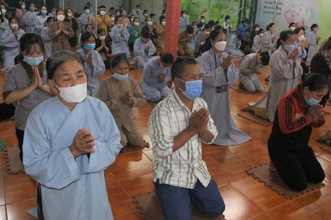 Ceremony of taking refuge and a rite to pray rebirth for spirits on occasion of grave-visiting festival at Phuc Lac Temple