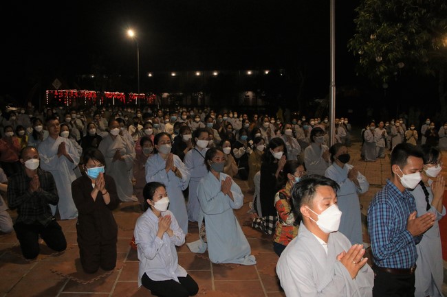 Ceremony of taking refuge and a rite to pray rebirth for spirits on occasion of grave-visiting festival at Phuc Lac Temple