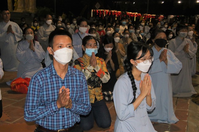 Ceremony of taking refuge and a rite to pray rebirth for spirits on occasion of grave-visiting festival at Phuc Lac Temple