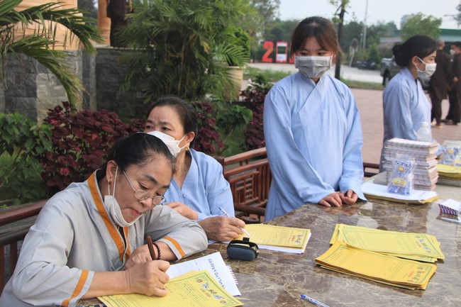 Ceremony of taking refuge and a rite to pray rebirth for spirits on occasion of grave-visiting festival at Phuc Lac Temple