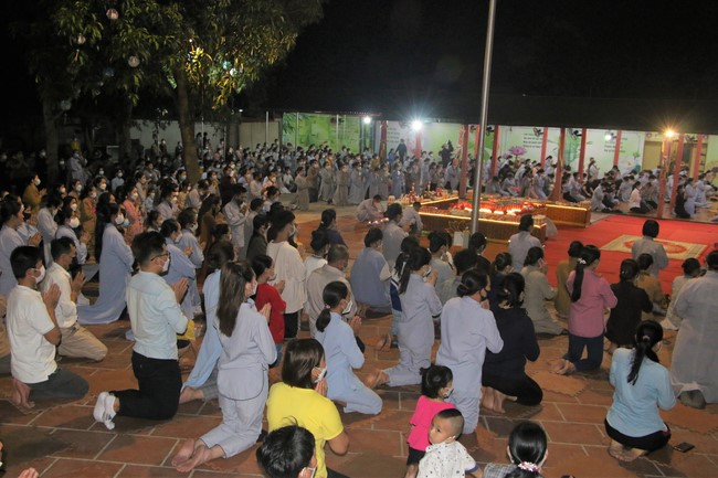 Ceremony of taking refuge and a rite to pray rebirth for spirits on occasion of grave-visiting festival at Phuc Lac Temple