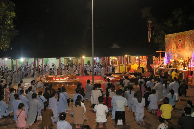 Ceremony of taking refuge and a rite to pray rebirth for spirits on occasion of grave-visiting festival at Phuc Lac Temple