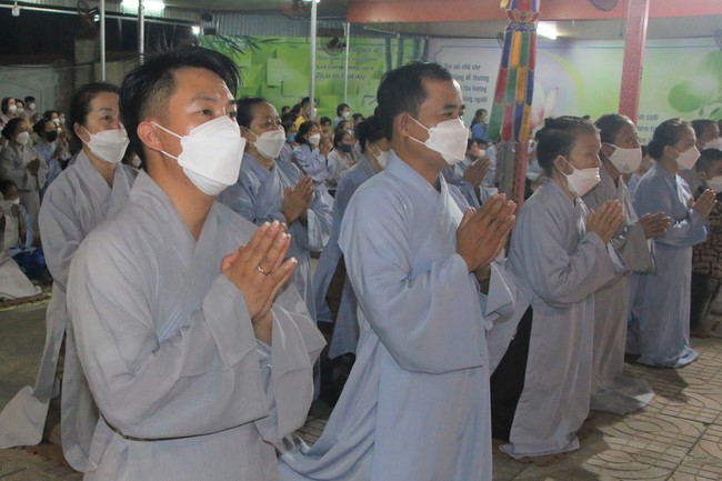 Ceremony of taking refuge and a rite to pray rebirth for spirits on occasion of grave-visiting festival at Phuc Lac Temple