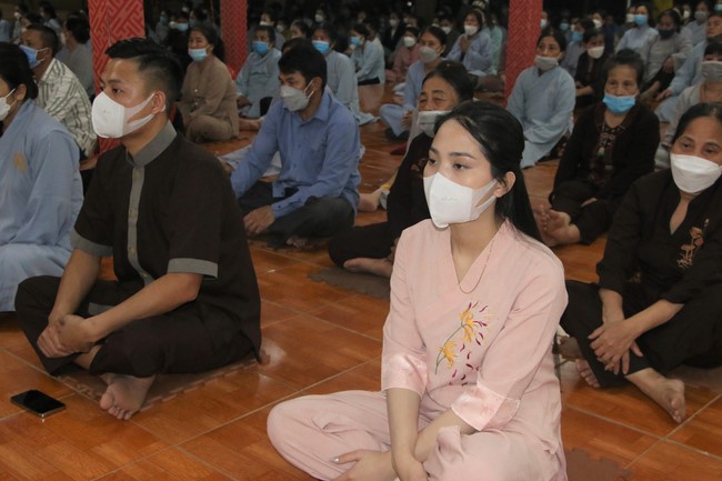 Ceremony of taking refuge and a rite to pray rebirth for spirits on occasion of grave-visiting festival at Phuc Lac Temple