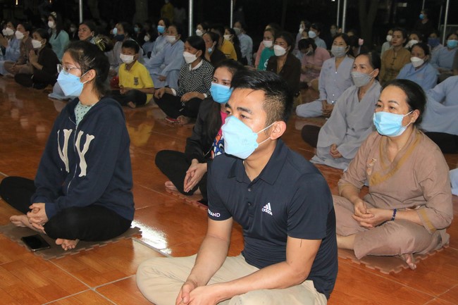 Ceremony of taking refuge and a rite to pray rebirth for spirits on occasion of grave-visiting festival at Phuc Lac Temple