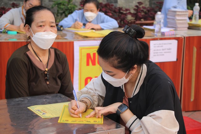 Ceremony of taking refuge and a rite to pray rebirth for spirits on occasion of grave-visiting festival at Phuc Lac Temple