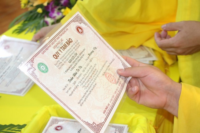 Ceremony of taking refuge and a rite to pray rebirth for spirits on occasion of grave-visiting festival at Phuc Lac Temple