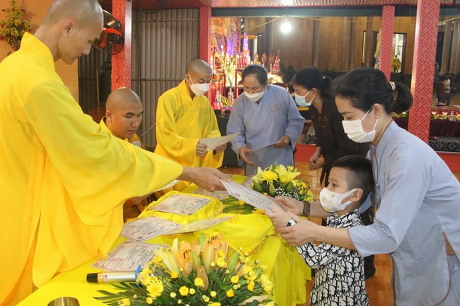 Ceremony of taking refuge and a rite to pray rebirth for spirits on occasion of grave-visiting festival at Phuc Lac Temple