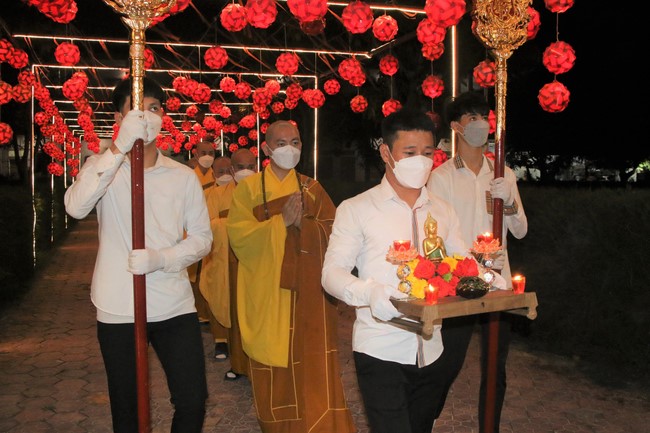 Ceremony of taking refuge and a rite to pray rebirth for spirits on occasion of grave-visiting festival at Phuc Lac Temple
