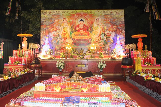 Ceremony of taking refuge and a rite to pray rebirth for spirits on occasion of grave-visiting festival at Phuc Lac Temple