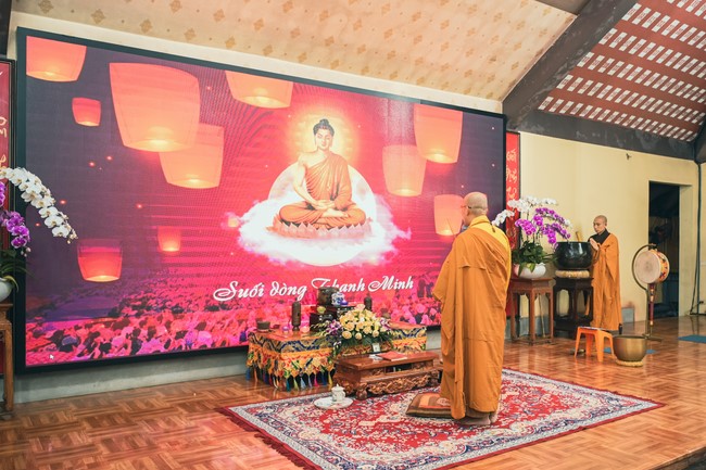 Forever custom of grave-visiting festival