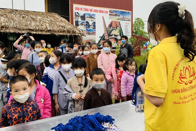 The 9th lotus seeds Sowing Retreat at Dong Cao Pagoda