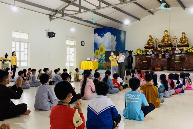 The 9th lotus seeds Sowing Retreat at Dong Cao Pagoda