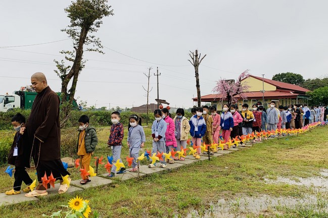The 9th lotus seeds Sowing Retreat at Dong Cao Pagoda