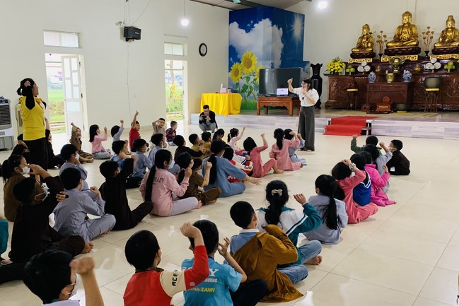The 9th lotus seeds Sowing Retreat at Dong Cao Pagoda