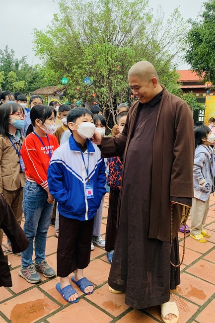 The 9th lotus seeds Sowing Retreat at Dong Cao Pagoda