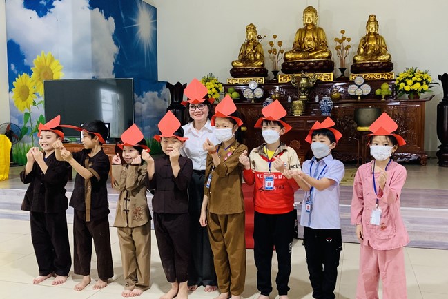 The 9th lotus seeds Sowing Retreat at Dong Cao Pagoda