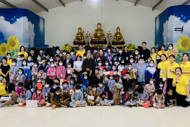 The 9th lotus seeds Sowing Retreat at Dong Cao Pagoda