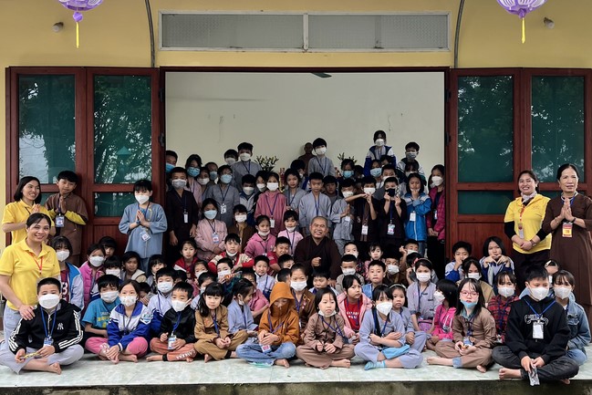 The 9th lotus seeds Sowing Retreat at Dong Cao Pagoda