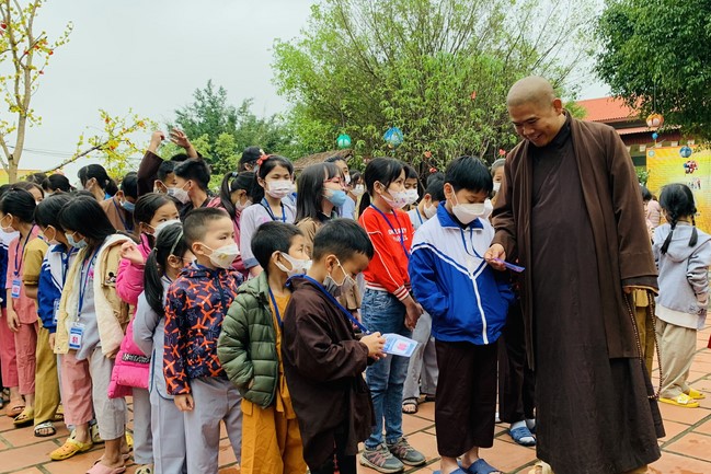 The 9th lotus seeds Sowing Retreat at Dong Cao Pagoda