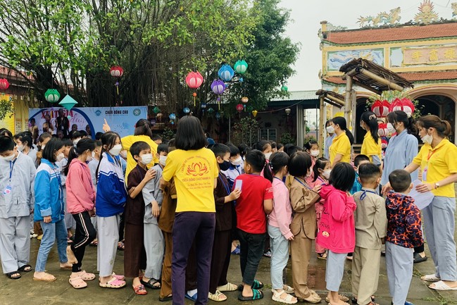 The 9th lotus seeds Sowing Retreat at Dong Cao Pagoda