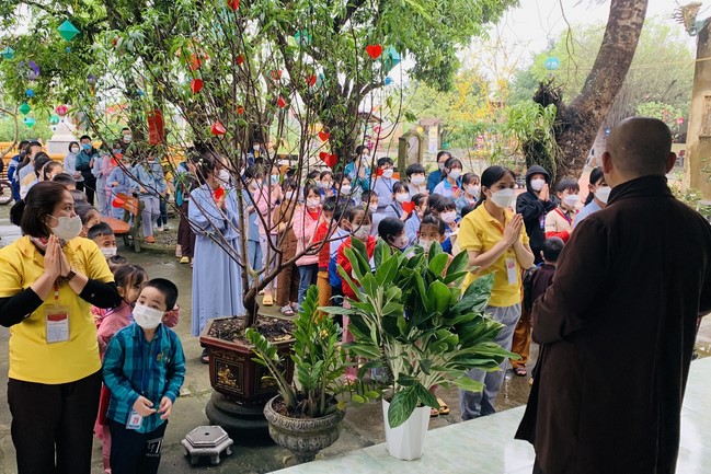 The 9th lotus seeds Sowing Retreat at Dong Cao Pagoda