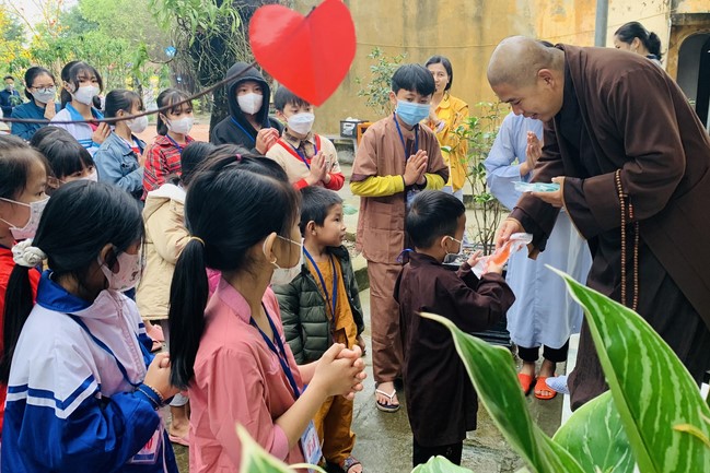 The 9th lotus seeds Sowing Retreat at Dong Cao Pagoda