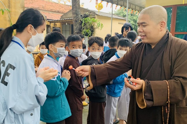 The 9th lotus seeds Sowing Retreat at Dong Cao Pagoda