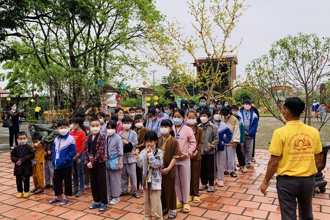 The 9th lotus seeds Sowing Retreat at Dong Cao Pagoda