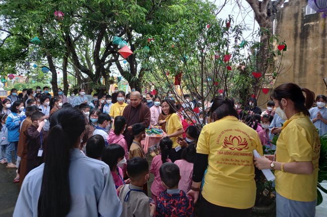 The 9th lotus seeds Sowing Retreat at Dong Cao Pagoda