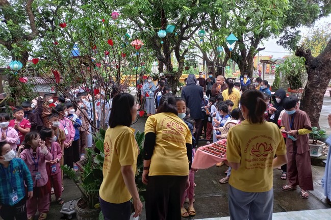 The 9th lotus seeds Sowing Retreat at Dong Cao Pagoda